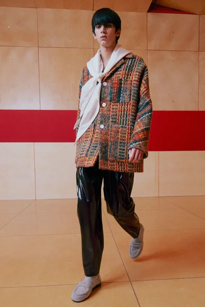 Look 10